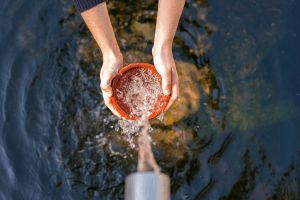 Representa el uso del agua en el Día Mundial del Agua